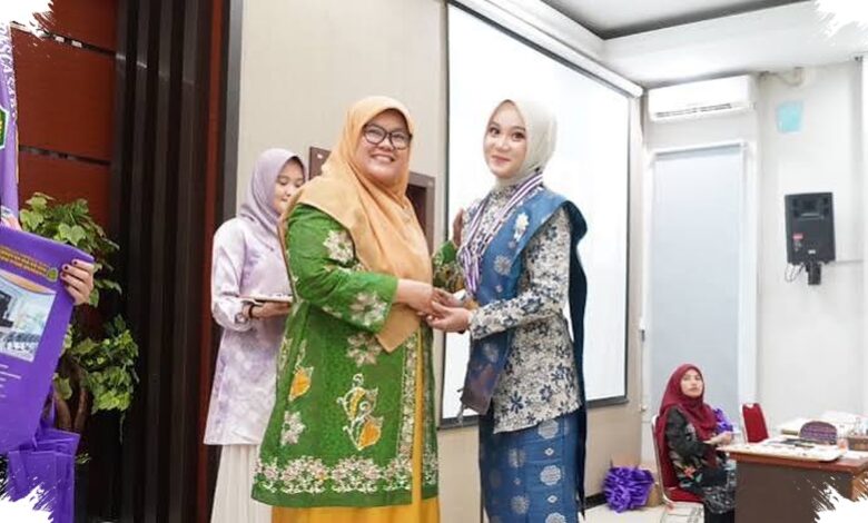 Meneliti Prokrastinasi Mahasiswa, Tri Tuntaskan S2 BK di Usia 72 Tahun