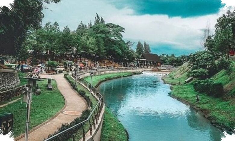 Di Tengah Kota Kediri, Taman Gratis Ini Memadukan Sungai, Jembatan, dan Gunung Klotok
