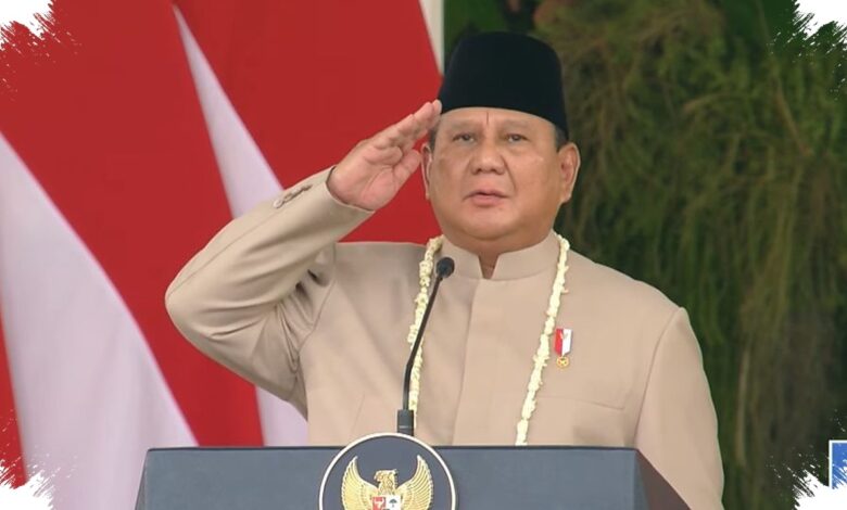 Saat Merah Putih Diturunkan, Beskap Krem Prabowo Menggantikan Teluk Belanga Navy