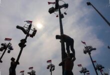 Batang Licin dan Hadiah di Puncak, Mengapa Panjat Pinang Butuh Kebersamaan
