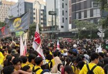 Akses ke Bundaran HI Ditutup, Orasi Mahasiswa Terkonsentrasi di UOB Plaza