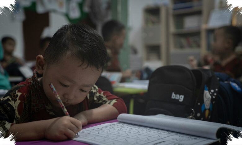 Siswa SD Tak Seharusnya Membaca Terlalu Dekat, Buku Pelajaran Mulai Dievaluasi